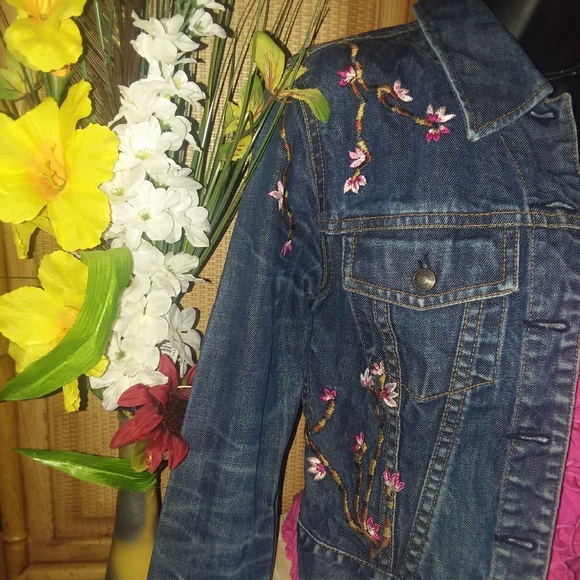 Like New Embroidered "Gap" Cropped Denim Jacket. - Picture 3 of 5